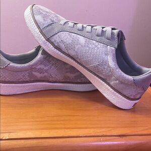 Dr. Scholl's Gray Textured Sneakers